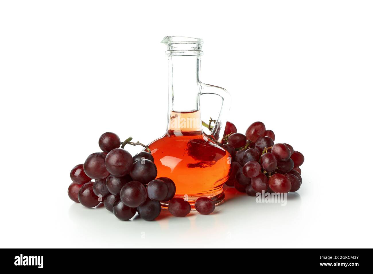 Flasche Essig und Traube isoliert auf weißem Hintergrund Stockfoto