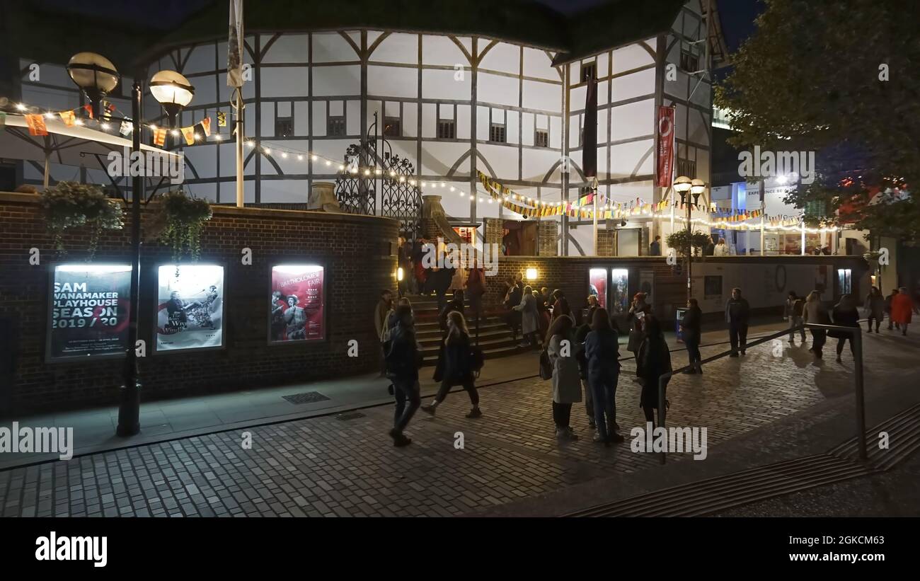 London, Großbritannien - 04. Oktober 2019: Menschen draußen und in der Nacht in das Theater mit Licht und etwas Bewegung verschwimmen Stockfoto