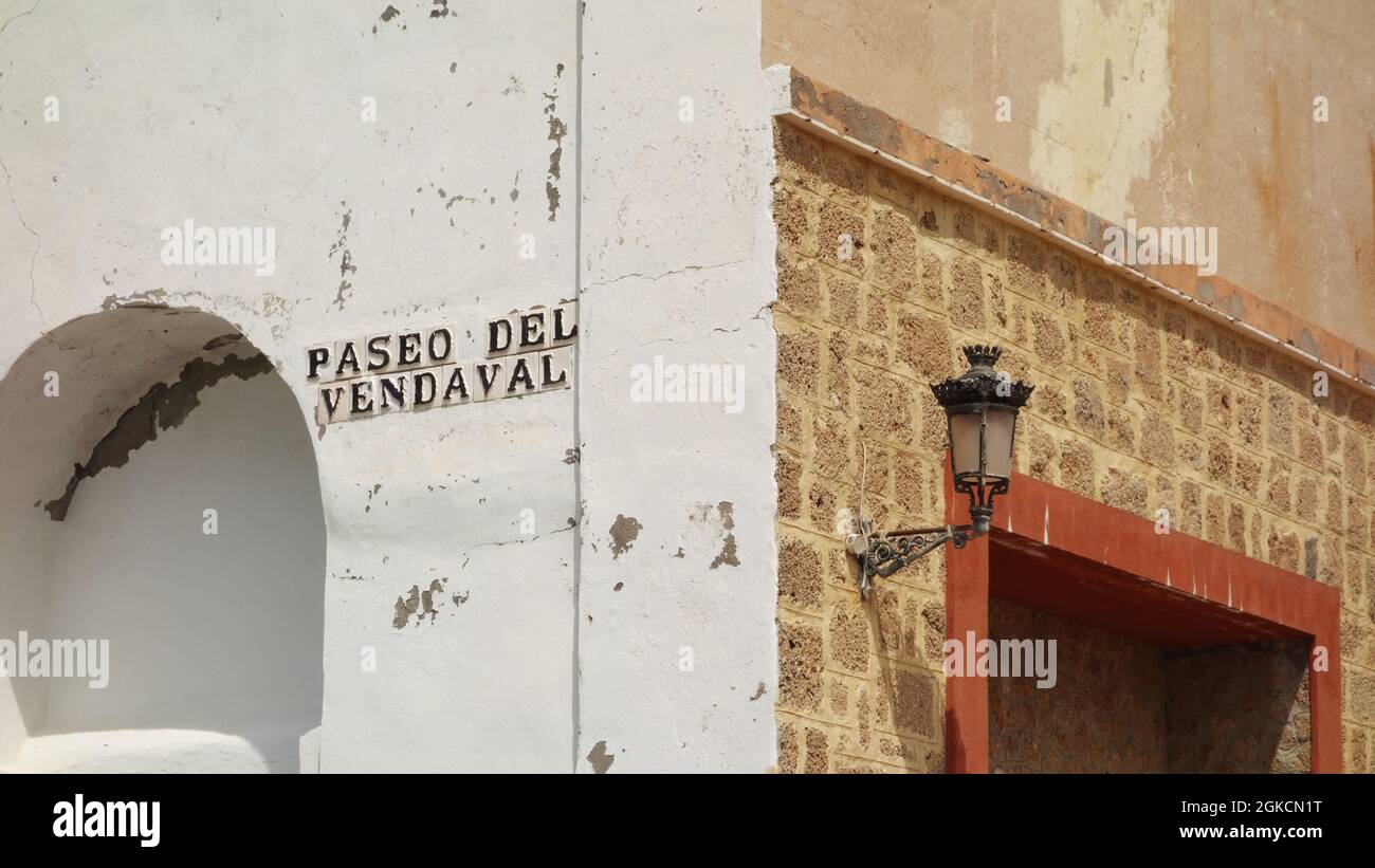 Wandecke mit Straßenlaterne, Cisz, Spanien Stockfoto