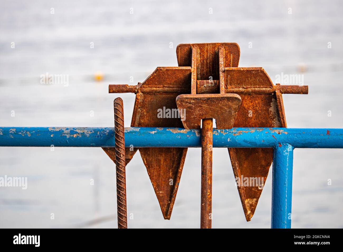 Metallanker, der auf dem Geländer eines Bootes ruht Stockfoto