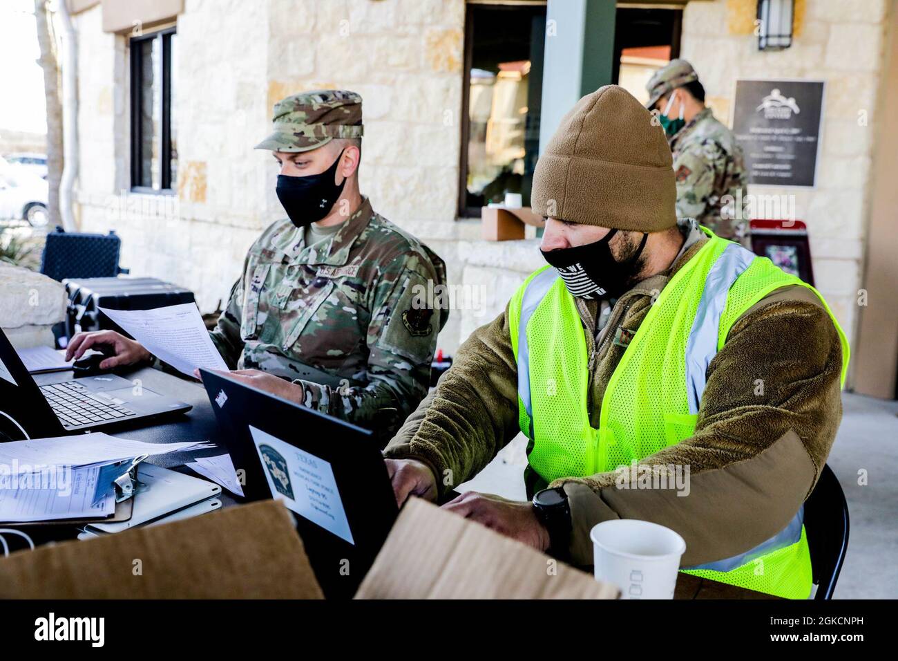 Mitglieder der Texas Air National Guard arbeiten am 15. März 2021 im Dietert Center in Kerrville, TX, an einer Drive-Through-Impfstelle für COVID-19. Das Texas Military Department arbeitet mit der Texas Division of Emergency Management zusammen, um Impfstellen in der gesamten texanischen Gemeinde zu koordinieren. Stockfoto