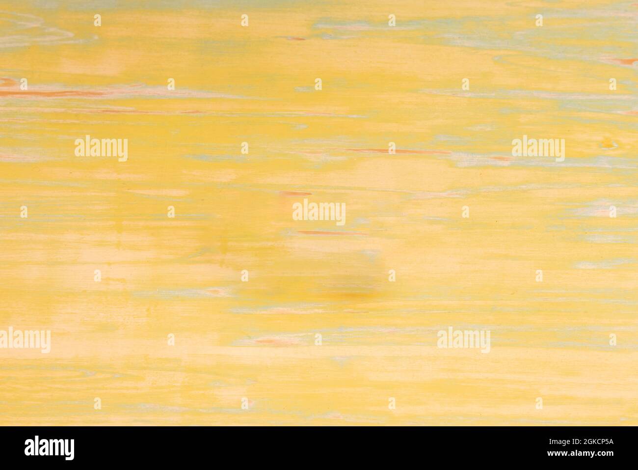 Holztischplatte mit mehreren Farbschichten in verschiedenen Farben mit vorherrschendem Gelb. Vektorholz-Textur. Stockfoto