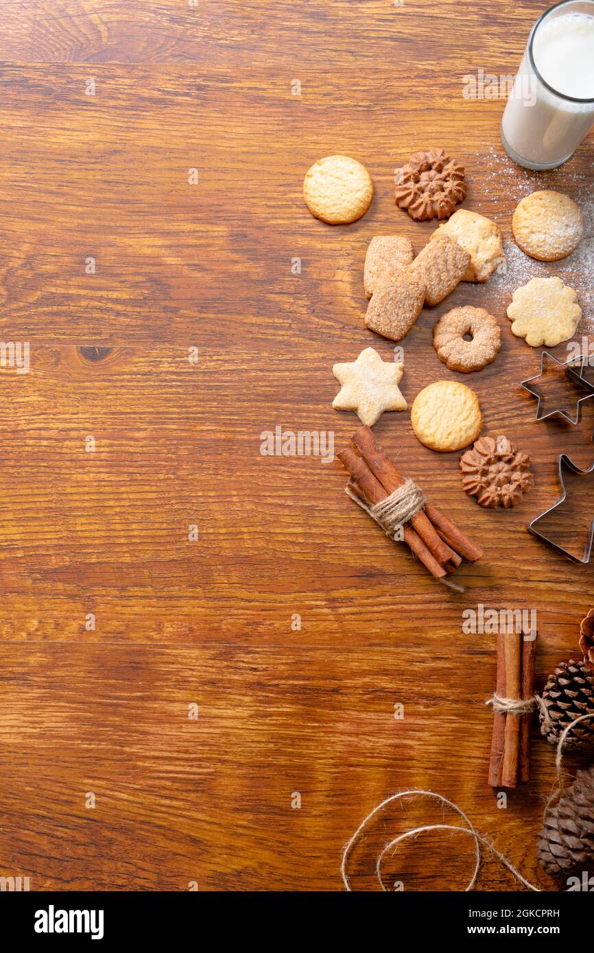 Komposition aus Ingwer-Mann-Ausstechformen mit weihnachtsplätzchen und Kopierfläche auf Holzhintergrund Stockfoto