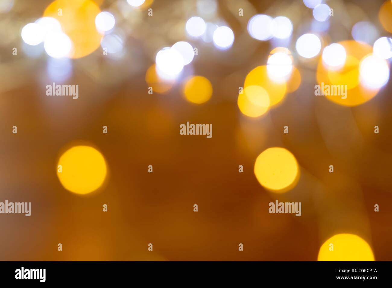 Komposition aus weißen und gelben Bokeh-Lichtflecken auf unscharfem Hintergrund Stockfoto