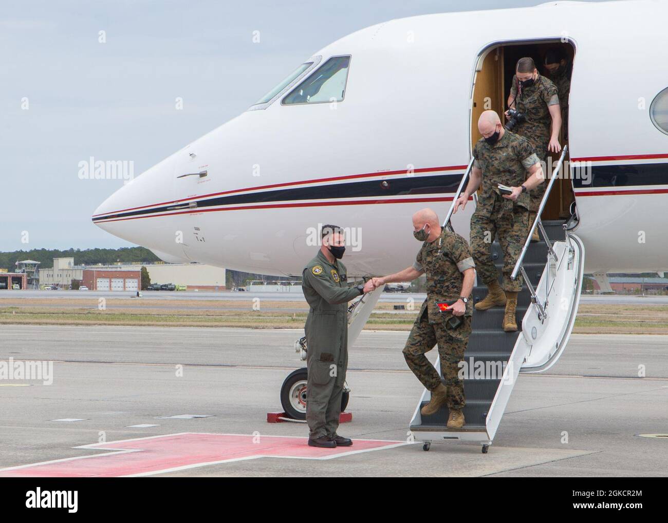 Kommandant des Marine Corps General David H. Berger und Sgt. Maj. Des Marine Corps Sgt. Maj. Troy E. Black steigen an Bord eines Flugzeugs in der Marine Corps Air Station Cherry Point, North Carolina, 15. März 2021 aus. Troy und Berger besuchten das Fleet Readiness Center East, das dazu dient, den Kriegsjägern des Landes rechtzeitig und zum besten Preis Luftframes, Motoren, Komponenten und Dienstleistungen höchster Qualität zu bieten. Stockfoto