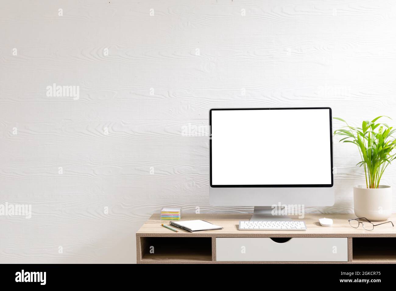 Zusammensetzung des Desktop-Computers mit Kopierplatz auf weißem Hintergrund Stockfoto