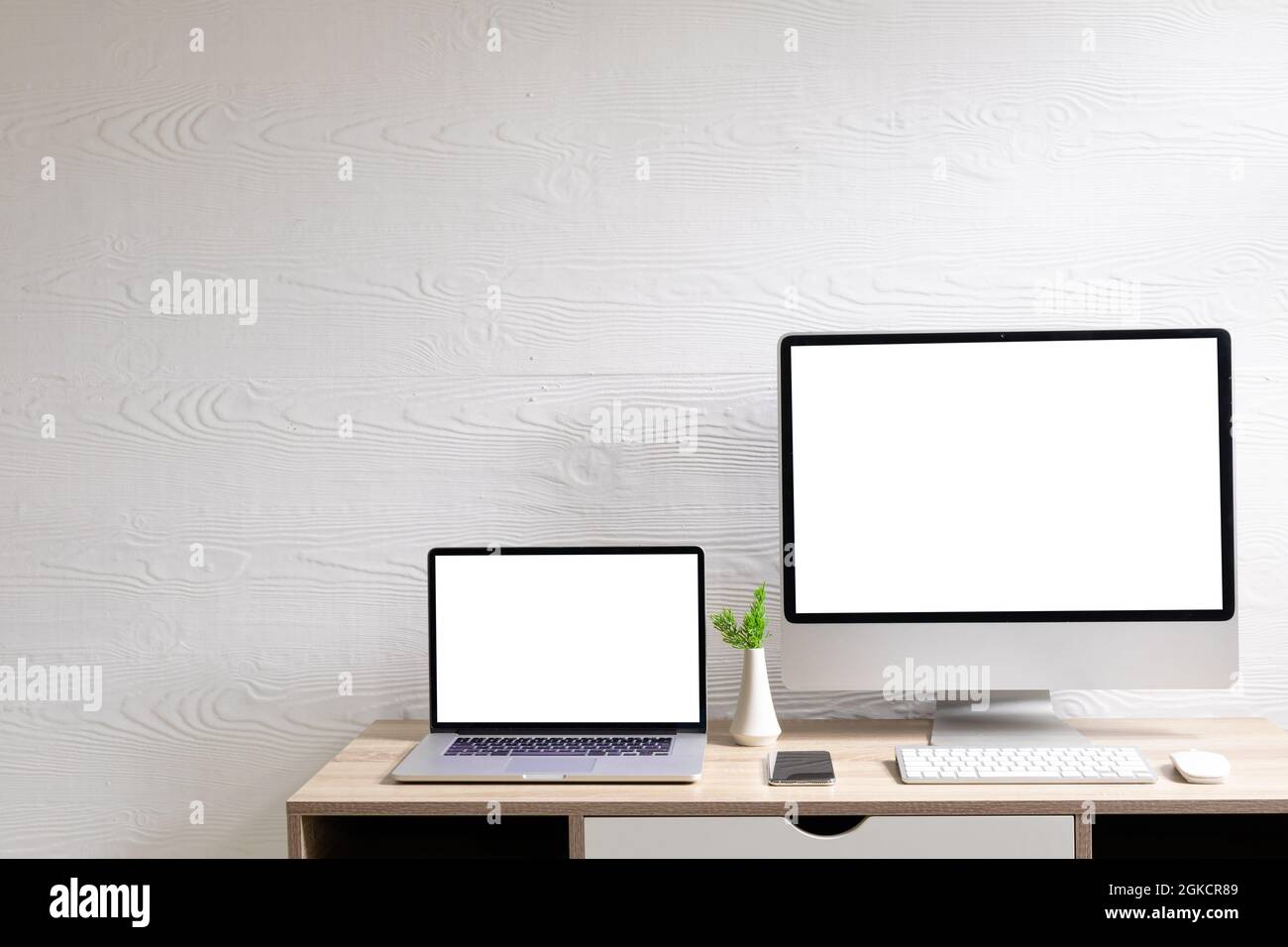 Zusammensetzung von Desktop-Computer und Laptop mit Kopierplatz auf weißem Hintergrund Stockfoto