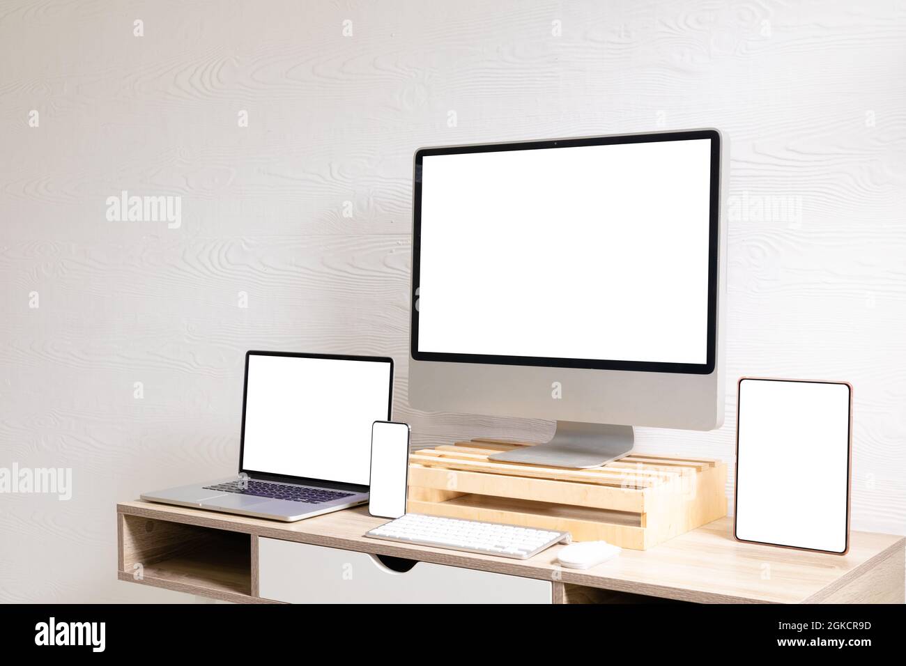 Zusammensetzung von Desktop-Computer, Laptop, Tablet und Smartphone mit Kopierplatz auf weißem Hintergrund Stockfoto