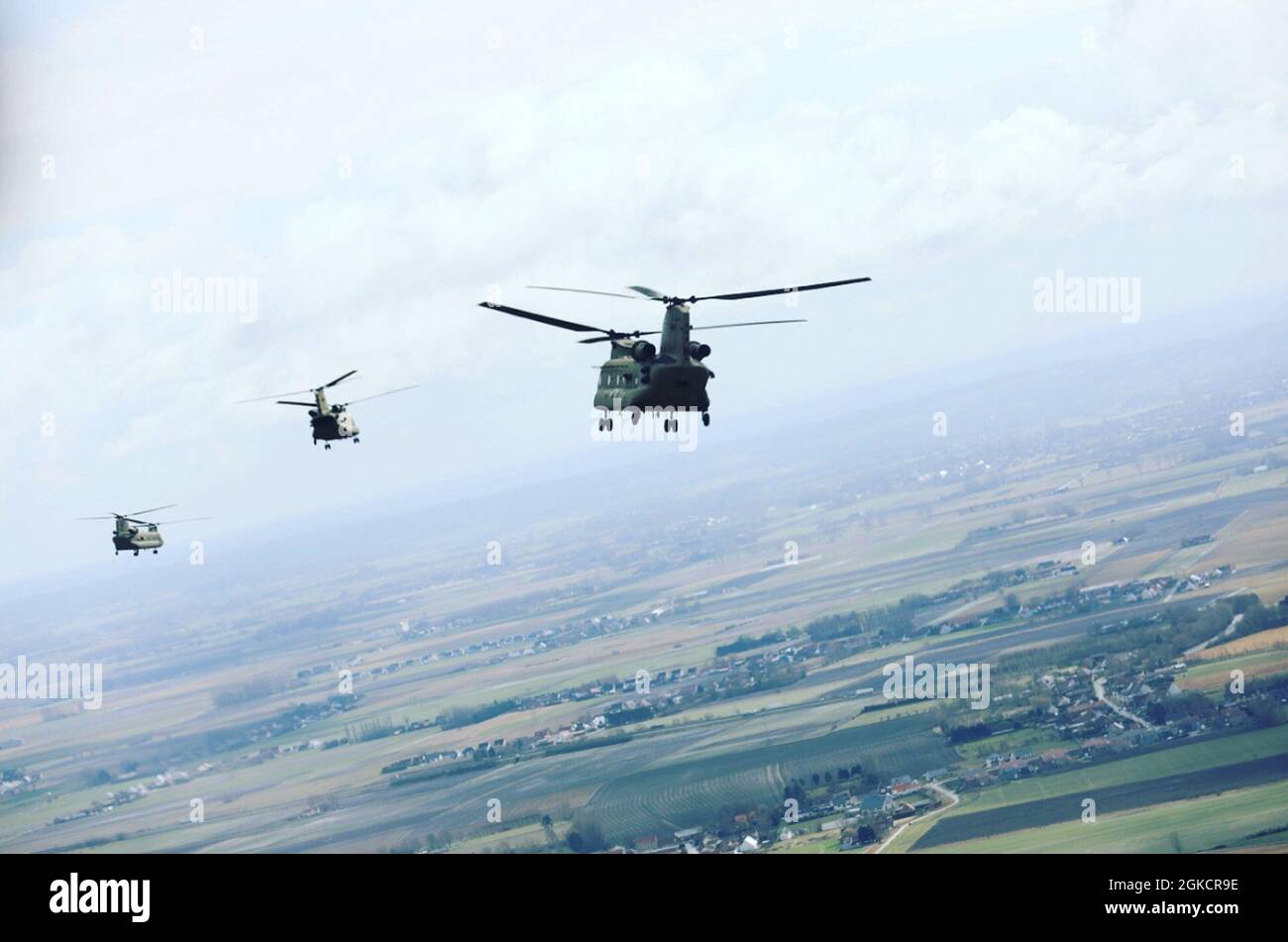 1. Combat Aviation Brigade CH-47 Chinook Hubschrauber von 2-1 General Support Aviation Bataillon überquert am 15. März 2021 die Grenze von Frankreich nach Deutschland. Stockfoto
