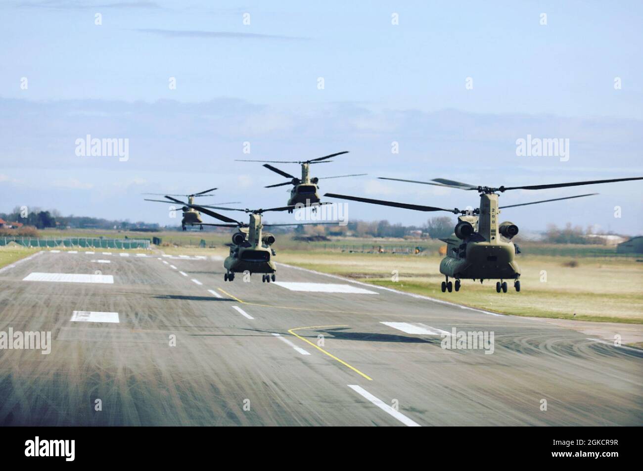 1. Combat Aviation Brigade CH-47 Chinook Hubschrauber von 2-1 General Support Aviation Bataillon starten am 15. März 2021 von einer Vorwärtsauffüllstelle in Etain, Frankreich. Stockfoto