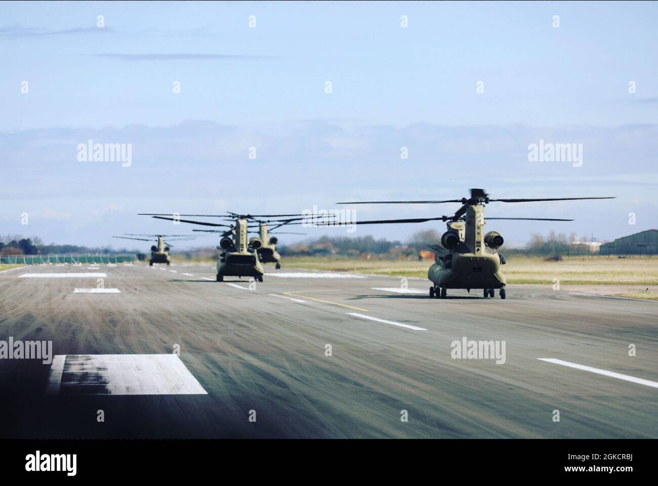 1. Combat Aviation Brigade CH-47 Chinook-Hubschrauber vom 2-1 General Support Aviation Bataillon landen am 15. März 2021 auf einer Vorwärts-Tankstelle in Etain, Frankreich. Stockfoto