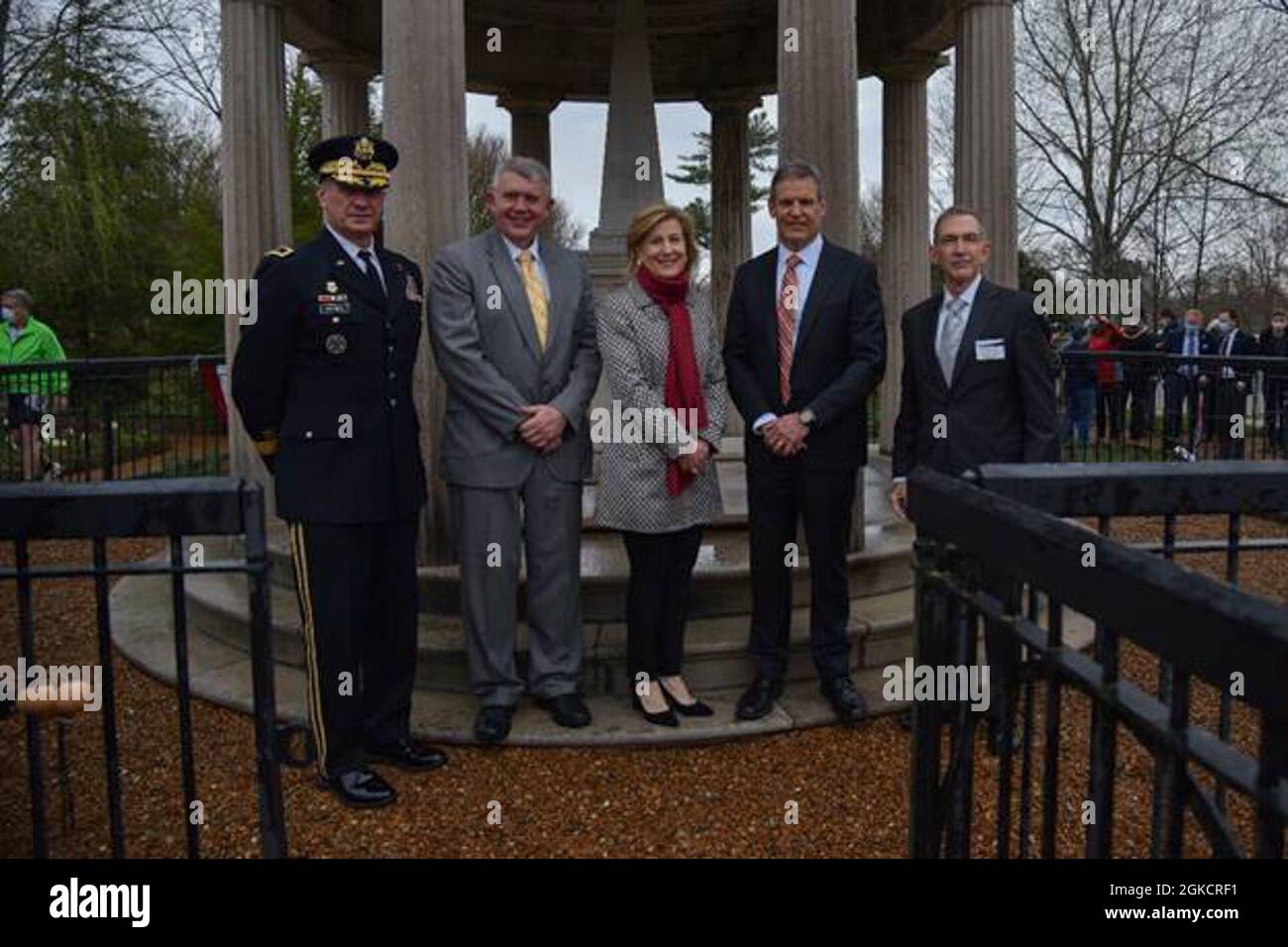 (Von links nach rechts) Maj. General Jeff Holmes, Adjutant General von Tennessee; der ehrenwerte Andrew Jackson VI; Carol Yochem, Regentin der Andrew Jackson Foundation; Gov. Bill Lee und Howard Kittel, Präsident der Andrew Jackson Foundation, posieren nach einer Kranzniederlegung am 15. März in Andrew Jacksons historischem Haus in Hermitage für ein Foto. Jedes Jahr wird am Grab des siebten Präsidenten der Vereinigten Staaten ein Kranz angebracht, der seinen Dienst an seinem Land ehrt und sein Leben feiert. Stockfoto