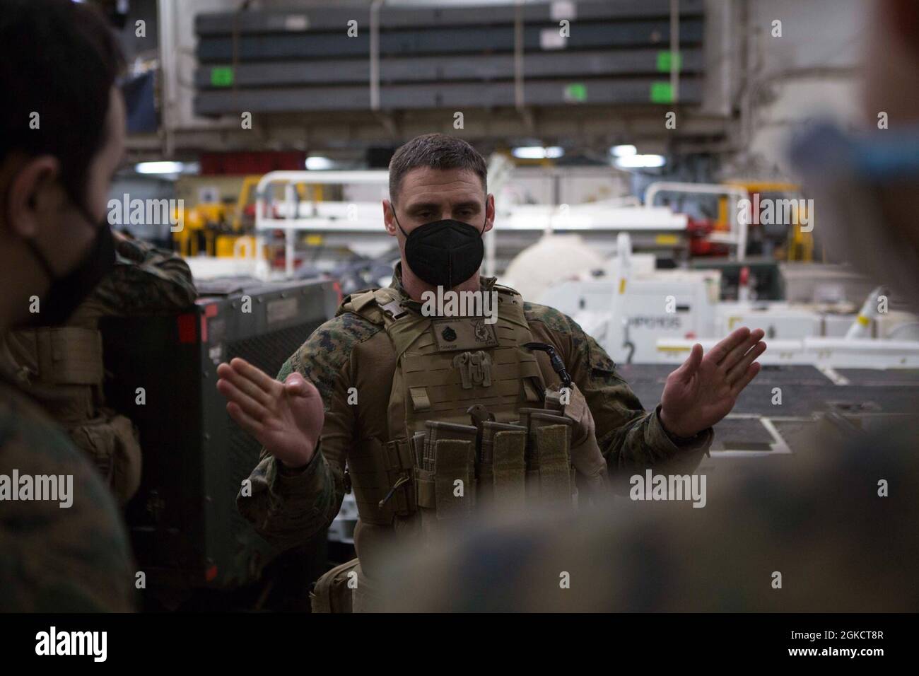 Eine US-Marine mit 24. Marine Expeditionary Unit gibt am 15. März 2021 einen Missionsauftrag an Bord der USS Iwo Jima während der Composite Unit Training Exercise (COMPTUEX). COMPTUEX ist eine einmonatige Trainingsveranstaltung, die die Fähigkeiten der MEU im Hinblick auf das gesamte Spektrum militärischer Operationen testen soll. Stockfoto