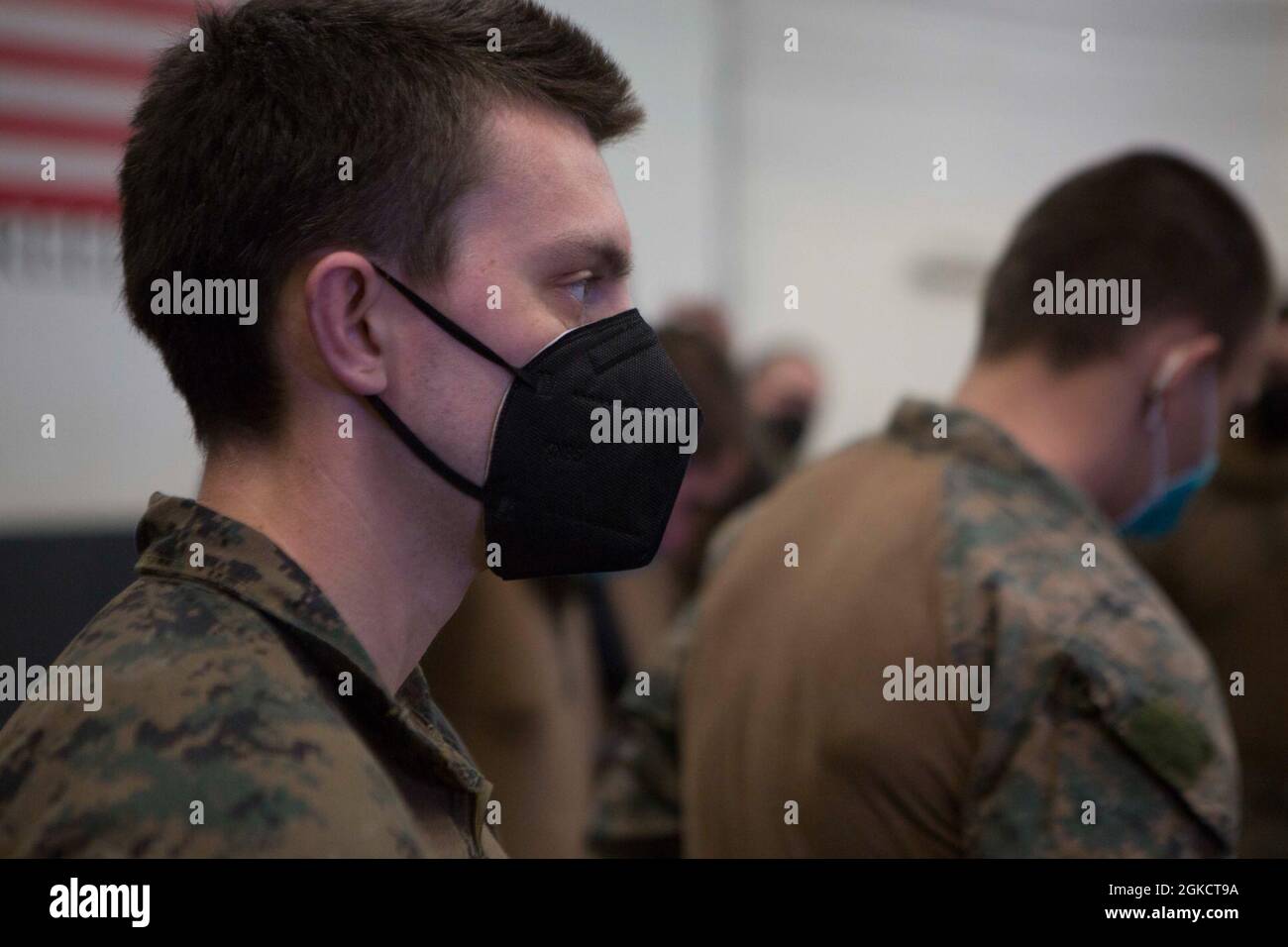 Eine US-Marine mit 24. Marine Expeditionary Unit hört sich am 15. März 2021 während der Composite Unit Training Exercise (COMPTUEX) an Bord der USS Iwo Jima einen Missionsbericht an. COMPTUEX ist eine einmonatige Trainingsveranstaltung, die die Fähigkeiten der MEU im Hinblick auf das gesamte Spektrum militärischer Operationen testen soll. Stockfoto