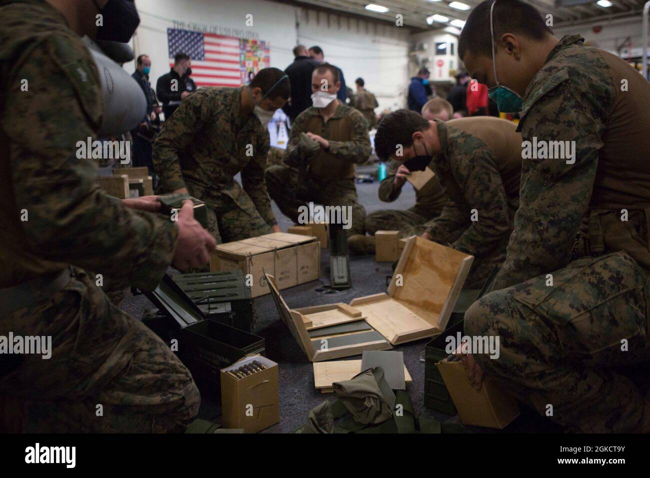 US-Marineinfanteristen mit 24. Marine Expeditionary Unit öffnen während der Composite Unit Training Exercise (COMPTUEX) an Bord der USS Iwo Jima am 15. März 2021 Kartons mit leerer Patronen. COMPTUEX ist eine einmonatige Trainingsveranstaltung, die die Fähigkeiten der MEU im Hinblick auf das gesamte Spektrum militärischer Operationen testen soll. Stockfoto