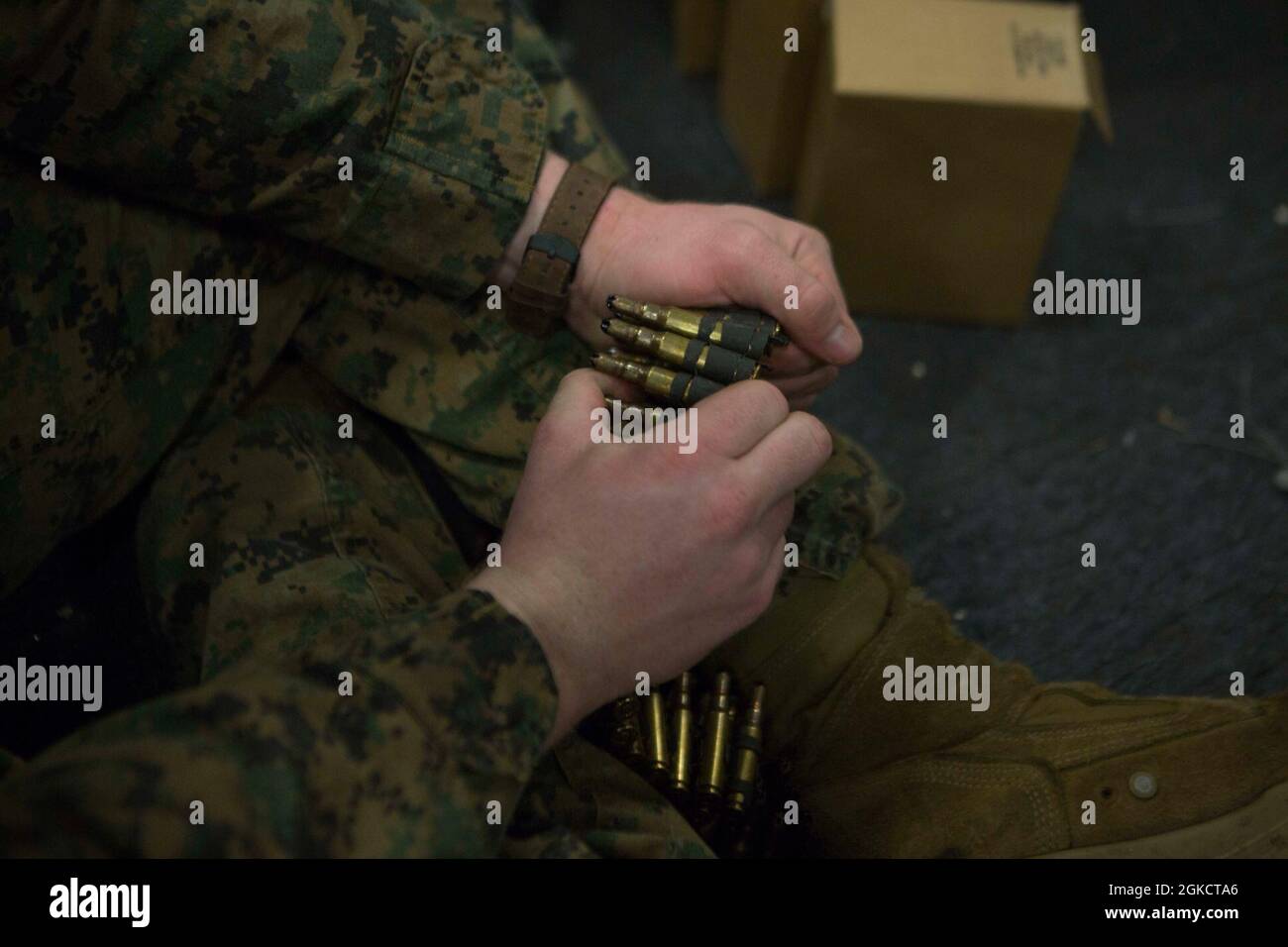 Eine US-Marine mit 24. Marine Expeditionary Unit öffnet während der Composite Unit Training Exercise (COMPTUEX) am 15. März 2021 eine Schachtel mit leerer Patronen an Bord der USS Iwo Jima. COMPTUEX ist eine einmonatige Trainingsveranstaltung, die die Fähigkeiten der MEU im Hinblick auf das gesamte Spektrum militärischer Operationen testen soll. Stockfoto