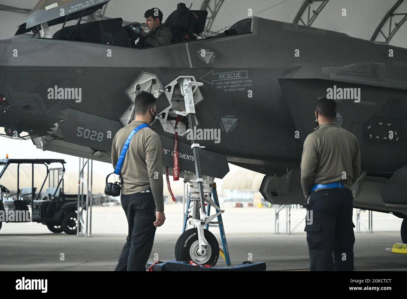 Die Crew-Chefs der US-Luftwaffe, die dem 33. Flugzeug-Wartungsgeschwader zugewiesen wurden, und Kapitän John Toner, 58. Jagdgeschwader F-35Ein Student Pilot, führen Nachflugverfahren auf der Eglin Air Force Base, Florida, 15. März 2021 durch. Toner absolvierte seinen ersten Flug während des ersten Qualifikationstrainings für den F-35A Lightning II. Stockfoto