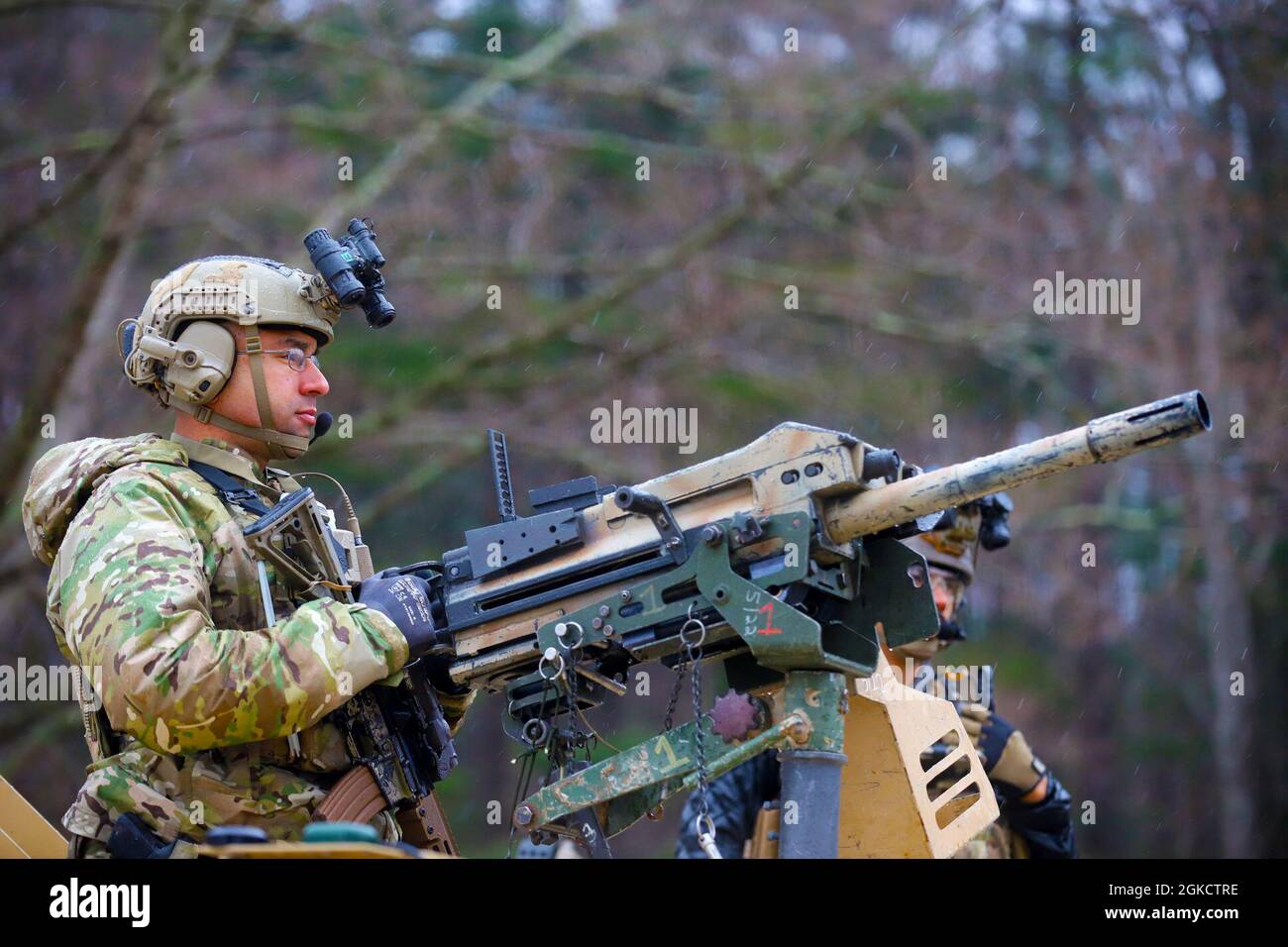 Ein Green Beret mit der 5. Special Forces Group (Airborne) sorgt während einer Razzia im Muscatatuck Urban Training Center, Indiana, 15. März 2021 für Sicherheit. Die US-Spezialeinsatzkräfte führen regelmäßige Schulungen durch, die sich auf den Aufbau von Kapazitäten der einzelnen Streitkräfte konzentrieren und gleichzeitig die Bereitschaft für weltweite Einsätze als Reaktion auf Bedrohungen der nationalen Sicherheit verbessern. Stockfoto