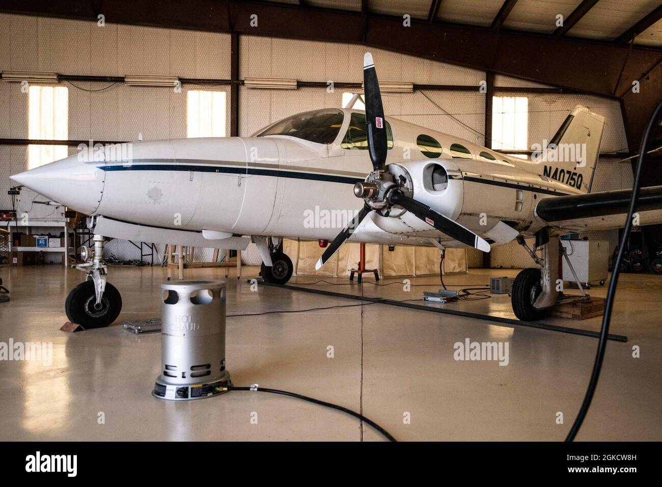 Ein Flugzeug der Cessna 401 aus dem Jahr 1968 befindet sich im Hangar des städtischen Flughafens Clovis, N.M., 27. Januar 2021. Das Flugzeug wird von den 27th Special Operations Maintenance Group Airmen für die Schulung im A&P-Lizenzprogramm der Cannon Air Force Base verwendet, das Airmen eine kostenlose Möglichkeit bietet, ihre Wartungslizenz für zivile Flugzeuge zu erhalten. Stockfoto