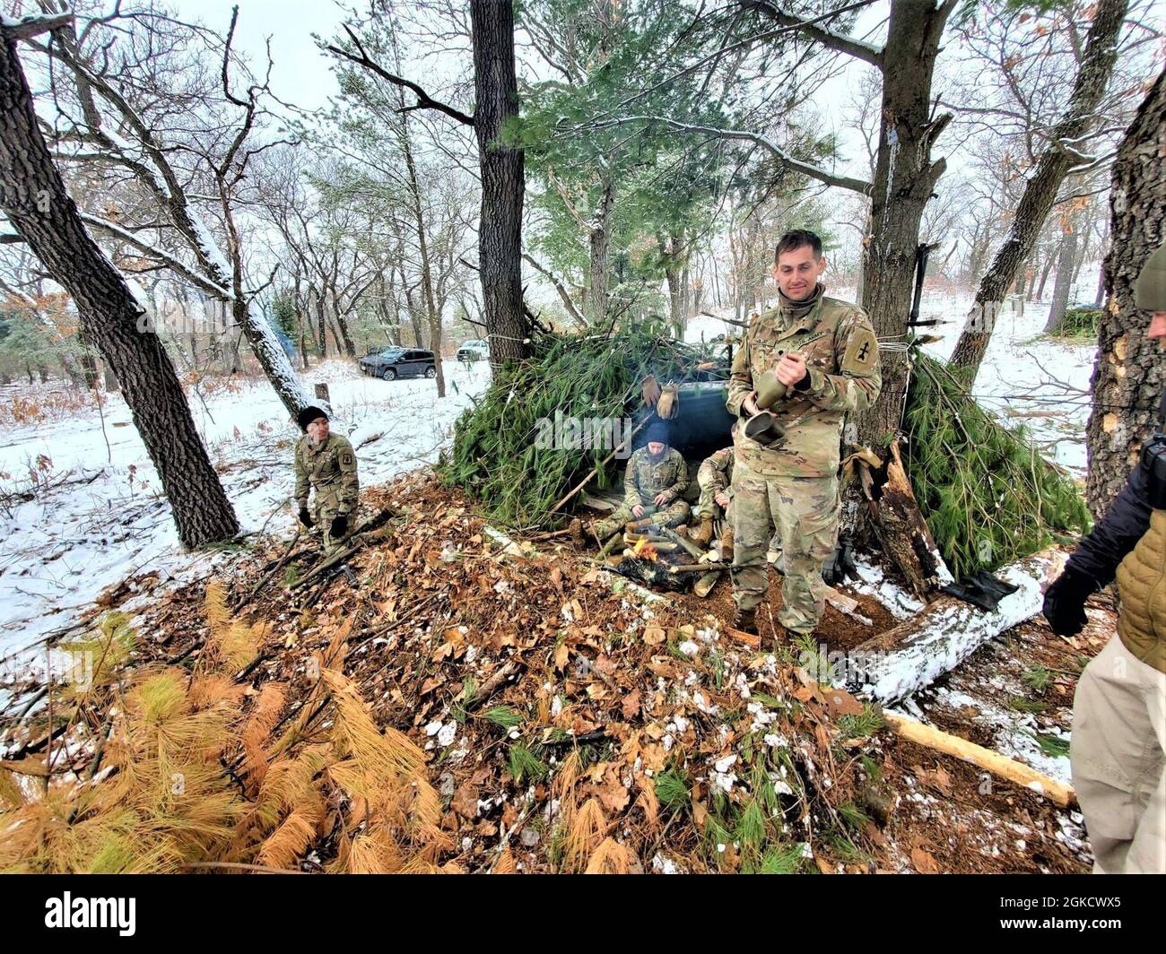 Kursteilnehmer der Kurs-21-05 für Kaltwettereinsätze führen Feldtraining mit improvisierten Unterkünften durch 16. März 2021, in einem Trainingsbereich in Fort McCoy, Wis. die CWOC-Studenten werden in einer Vielzahl von Themen für kaltes Wetter geschult, darunter Schneeschuhtraining und Skifahren sowie die Verwendung von ahkio-Schlitten und anderen Geräten. Die Ausbildung konzentriert sich auch auf Gelände- und Wetteranalysen, Risikomanagement, Kaltwetterkleidung, die Entwicklung von Winterkampfpositionen im Feld, Tarnung und Verheimlichung sowie zahlreiche andere Bereiche, die wichtig sind, um in einer kalten Umgebung zu überleben und zu arbeiten. Stockfoto