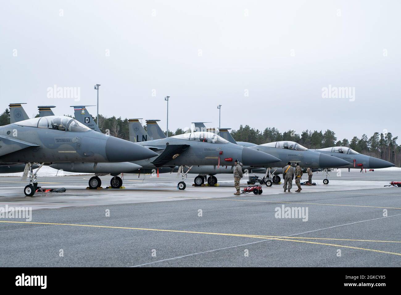 F-15C Adler säumen das Vorfeld während des Baltic Trident auf dem Luftwaffenstützpunkt Ämari, Estland, 16. März 2021. Agile Combat Employment stellt sicher, dass der 48th Fighter Wing zusammen mit Verbündeten und Partnern auf mögliche kurzfristige oder unaufgestellte Eventualitäten vorbereitet ist, indem es Truppen ermöglicht, von Orten mit unterschiedlichen Kapazitäten und Unterstützungsstufen aus zu operieren. Stockfoto