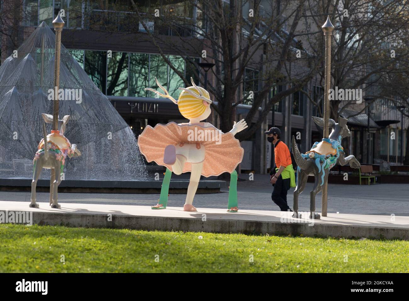 Canberra, Australien. September 2021. Ein Mann geht am Canberra Centre in Canberra, Australien, vorbei, 14. September 2021. Die COVID-19-Sperre in der australischen Hauptstadt wurde um einen Monat verlängert, da das Land weiterhin gegen die dritte Infektionswelle kämpft. Quelle: Liu Changchang/Xinhua/Alamy Live News Stockfoto