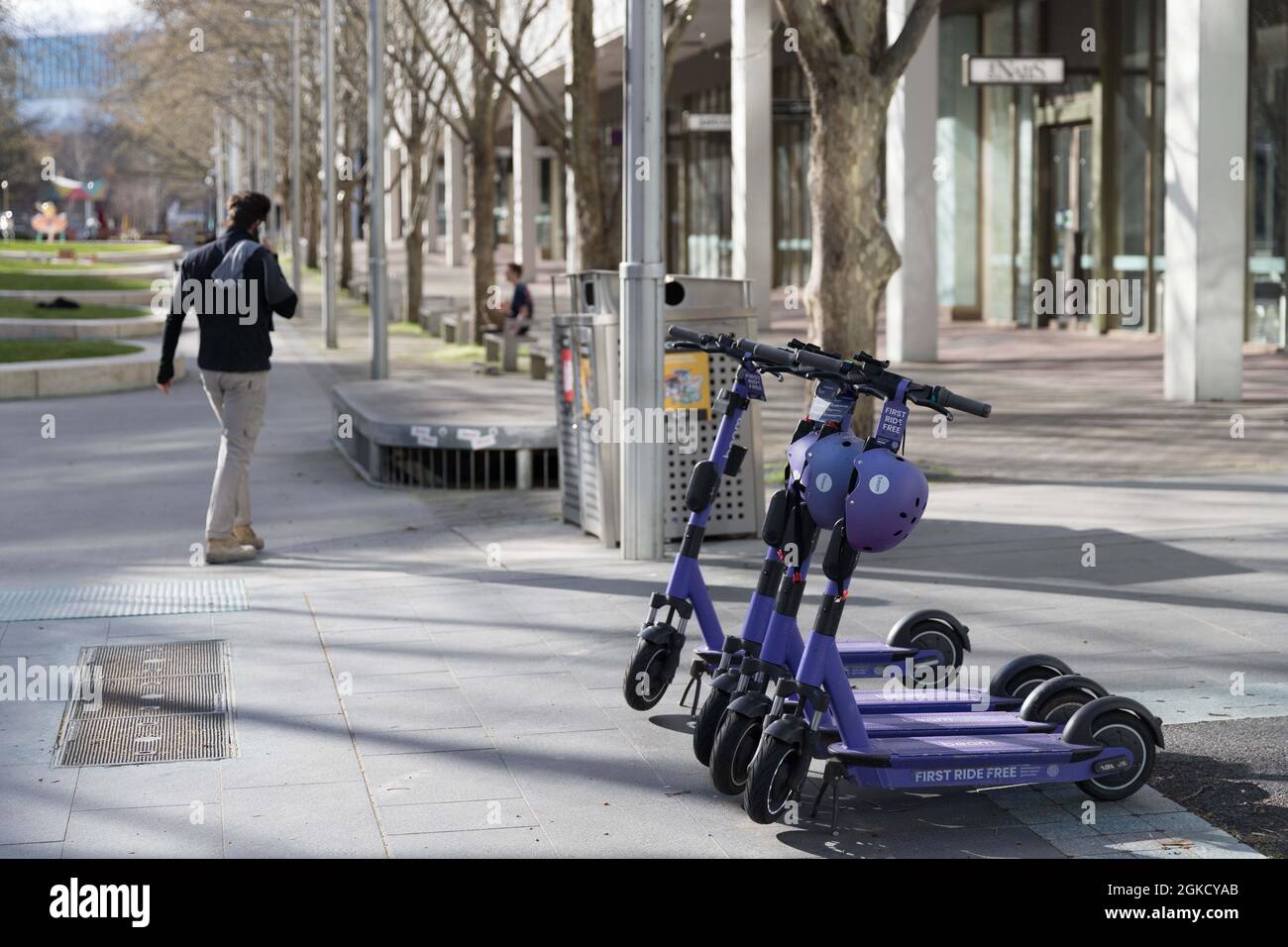 Canberra, Australien. September 2021. Ein Mann geht auf einer Straße in Canberra, Australien, 14. September 2021. Die COVID-19-Sperre in der australischen Hauptstadt wurde um einen Monat verlängert, da das Land weiterhin gegen die dritte Infektionswelle kämpft. Quelle: Liu Changchang/Xinhua/Alamy Live News Stockfoto