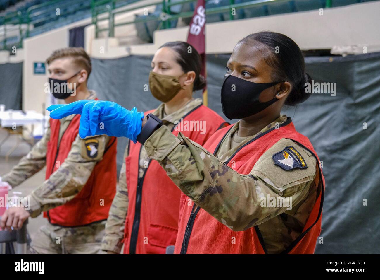 SPC der US-Armee. Nakeeba Lue, rechts, gebürtige aus Mount Vernon, New York, und eine Gesundheitsspezialistin, die dem Kampfteam der 2. Brigade, 101st Airborne Division, zugewiesen ist, leitet Mitglieder ihres Teams während der Impfoperationen im staatlich unterstützten Wolstein Community Impfzentrum in Cleveland, 16. März 2021. Lue sagte, dass das Treffen mit Gemeindemitgliedern und das Hören ihrer Geschichten während ihrer Zeit mit der Unterstützungsmission eine erhebende Verbesserung darstellt. Das U.S. Northern Command setzt sich über die U.S. Army North weiterhin dafür ein, dem Federal EME weiterhin flexible Unterstützung durch das Verteidigungsministerium zu leisten Stockfoto