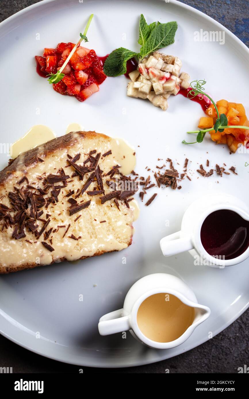 Honigkuchen mit Schokoladenstückchen und Beeren Draufsicht. Stockfoto