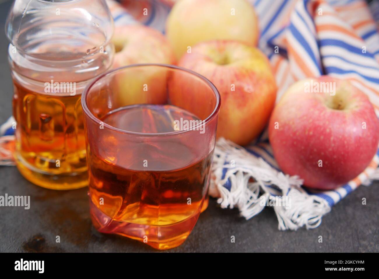 Ein Glas Apfelsaft und Apfel auf dem Tisch, Stockfoto