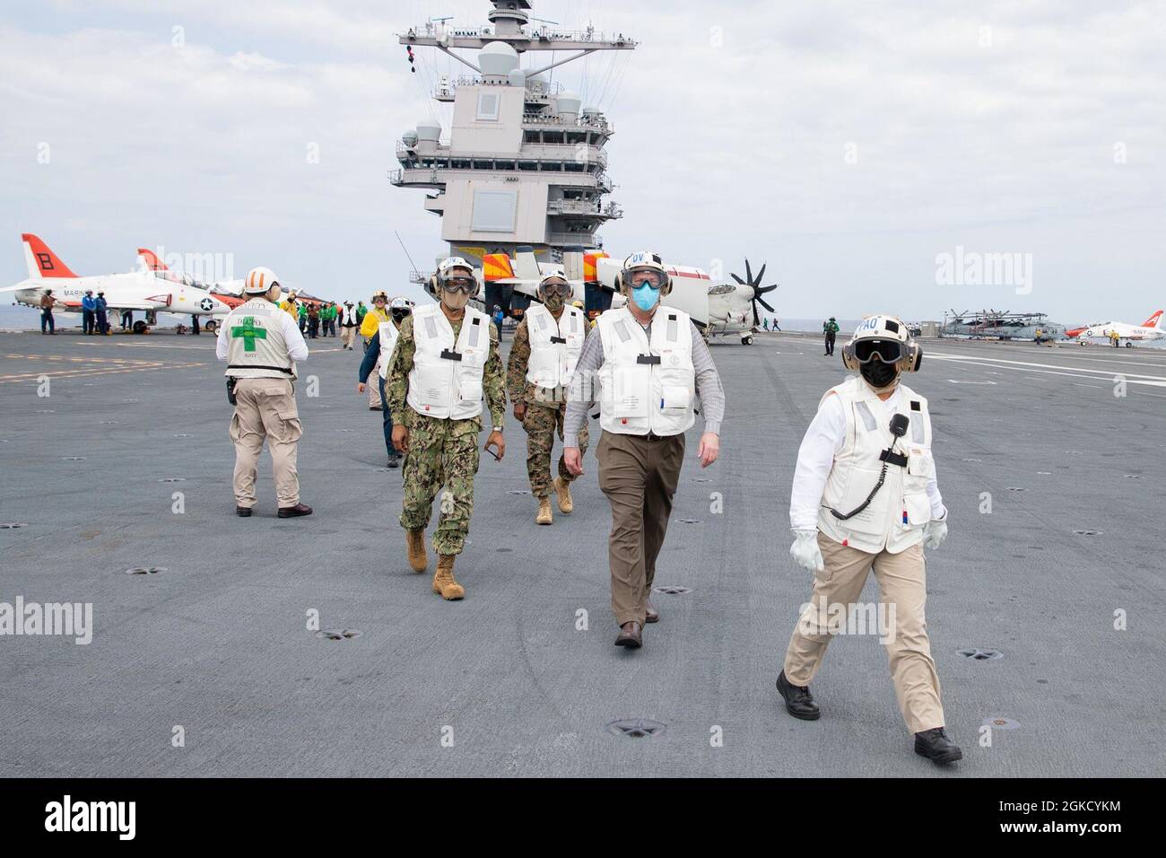 Amtierender Navy-Sekretär (SECNAV) der ehrenwerte Thomas W. Harker, zweiter von rechts, besucht das Flugdeck der USS Gerald R. Ford (CVN 78) bei seinem ersten Besuch am 16. März 2021. Während seines Besuchs traf sich Harker mit hochrangigen Führungskräften, um die einzigartigen Fähigkeiten von Ford und Ford sowie die wichtigsten Erfolge im Hinblick auf ihre Betriebsbereitschaft zu besprechen. Ford führt derzeit im Atlantischen Ozean Beförderungen durch. Stockfoto