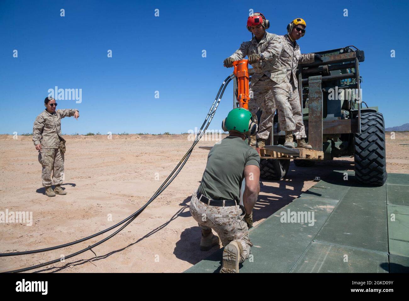 U.S. Marines with Marine Aviation Weapons and Tactics Squadron One (MAWTS-1), Hammer Stakes in the ground during an Expeditionsflugplatz practical Application, during weapons and Tactics Instructor (WTI) Course 2-21, at Auxiliary Airfield II, near Yuma, Ariz, 16. März 2021. Der WTI-Kurs ist eine siebenwöchige Schulungsveranstaltung, die von MAWTS-1 veranstaltet wird und standardisierte fortgeschrittene taktische Schulungen und Zertifizierungen von Instruktorqualifikationen für die Marineluftausbildung und -Bereitschaft bietet sowie Unterstützung bei der Entwicklung und dem Einsatz von Flugwaffen und -Taktiken bietet. Stockfoto