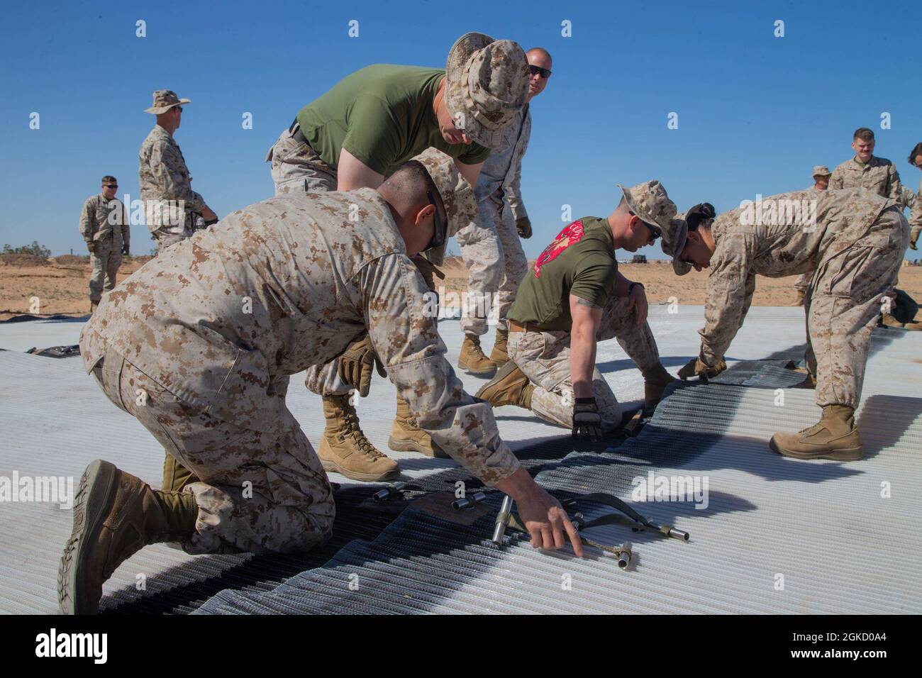 U.S. Marines with Marine Aviation Weapons and Tactics Squadron One (MAWTS-1), führen während des Weapons and Tactics Instructor (WTI) Kurses 2-21, auf dem Auxiliary Airfield II, in der Nähe von Yuma, Ariz, 16. März 2021, eine praktische Anwendung auf dem Expeditionsflugplatz durch. Der WTI-Kurs ist eine siebenwöchige Schulungsveranstaltung, die von MAWTS-1 veranstaltet wird und standardisierte taktische Schulungen und Zertifizierungen von Instruktorenqualifikationen bietet, um die Ausbildung und Bereitschaft der Meeresluftfahrt zu unterstützen, und hilft bei der Entwicklung und dem Einsatz von Flugwaffen und -Taktiken. Stockfoto