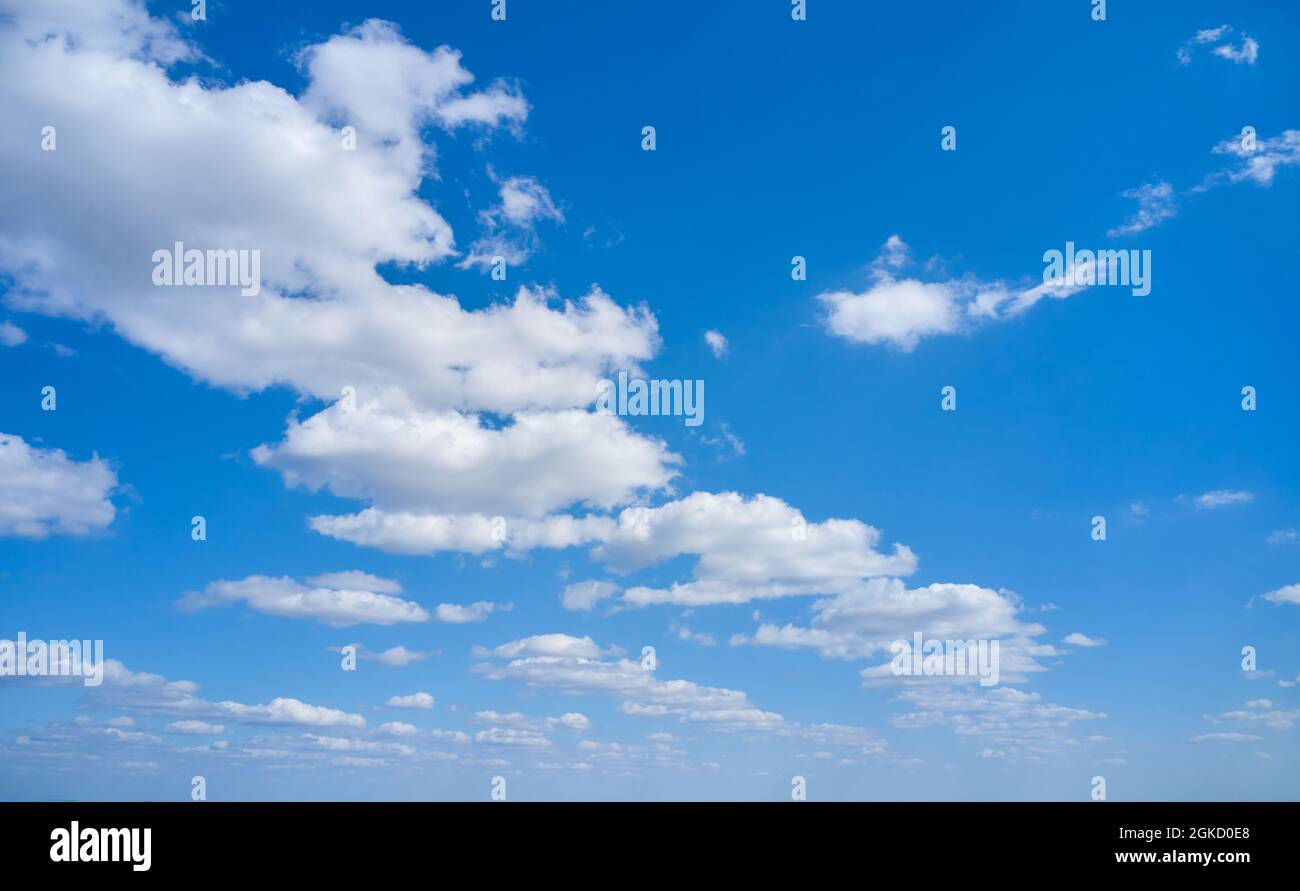 Strahlend blauer Himmel mit Wolken am Horizont Stockfoto