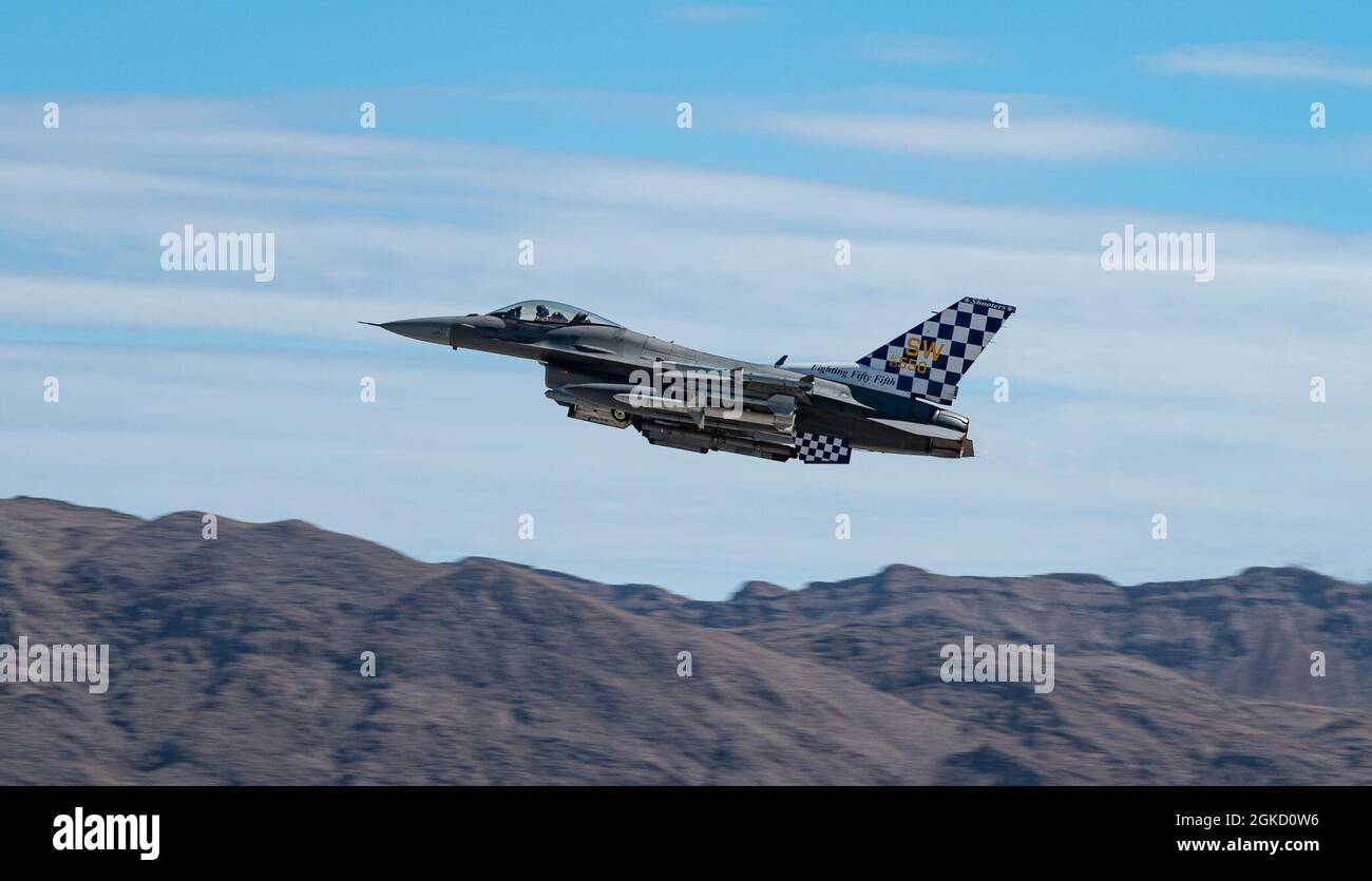 Ein F-16 CM Falcon-Kampfjet, der dem 20. Kampfflügel der Shaw Air Force Base, South Carolina, zugewiesen wurde, hebt am 16. März 2021 zu einer Mission mit der Roten Flagge 21-2 auf der Nellis AFB, Nevada, ab. Red Flag findet über dem Nevada Test and Training Range statt und bietet dem Kriegsjäger einen flexiblen, realistischen und multidimensionalen Kampfraum, um eine erweiterte Ausbildung der US-Militärdienste und Koalitionstruppen durchzuführen. Stockfoto