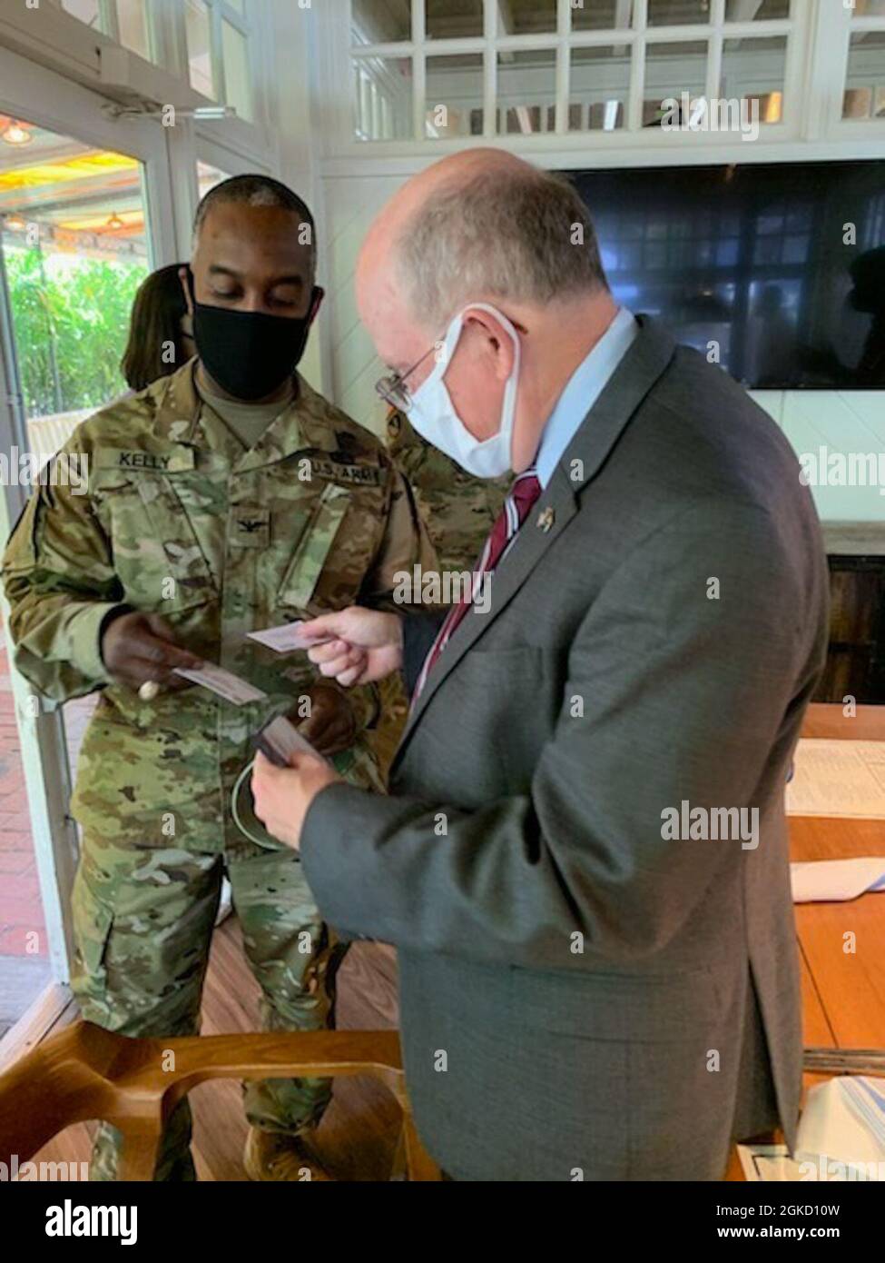 Col. Jason Kelly überreicht seine Visitenkarte dem offiziellen Vertreter von Port Everglades. Stockfoto