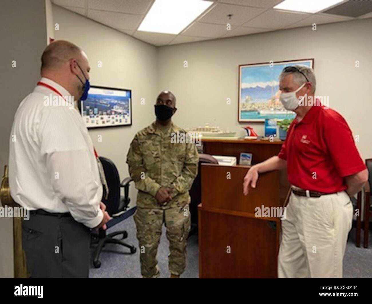 U.S. Army Corps of Engineers Jacksonville District Commander Col. Jason Kelly spricht mit dem Direktor von Port Everglades während einer Baubesichtigung der Anlage von Port Everglades. Stockfoto