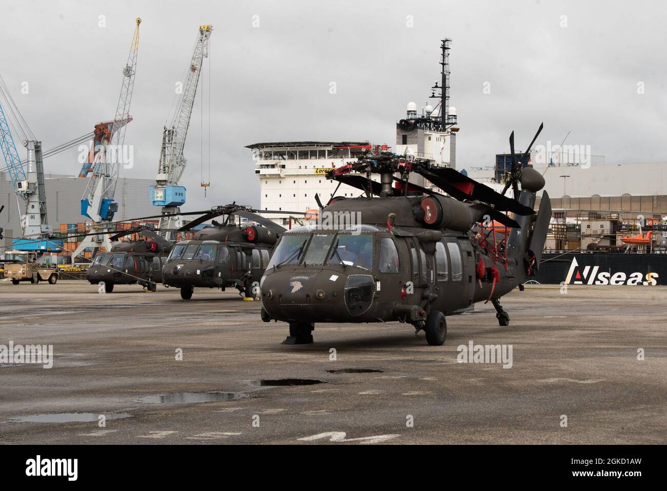 Drei Hubschrauber der UH-60 Black Hawk, die der 101st Combat Aviation Brigade, 101st Airborne Division (Air Assault) zugewiesen wurden, bereiten sich auf ihre Atlantikkreuzfahrt in Rotterdam, Niederlande, 17. März 2021 vor. Der 101. Unterstützt seit neun Monaten in Europa Atlantic Resolve, eine Initiave, die die Interoperabilität zwischen dem NATO-Verbündeten und den Partnerländern fördern soll. Stockfoto