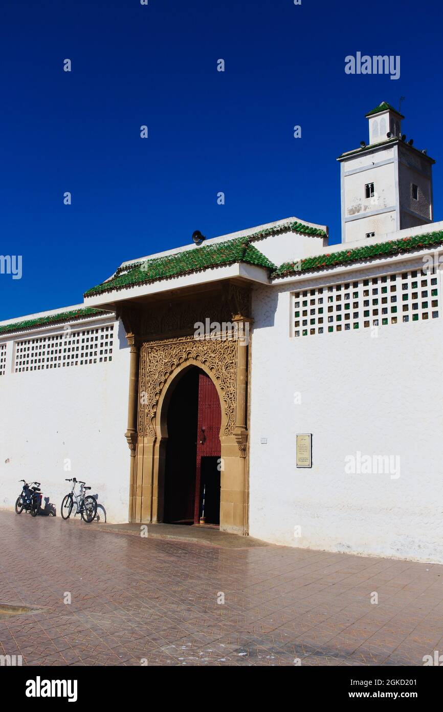 Fahrrad vor der Moschee in Essaouira in Marokko, in der Nähe von Marrakesch geparkt Stockfoto