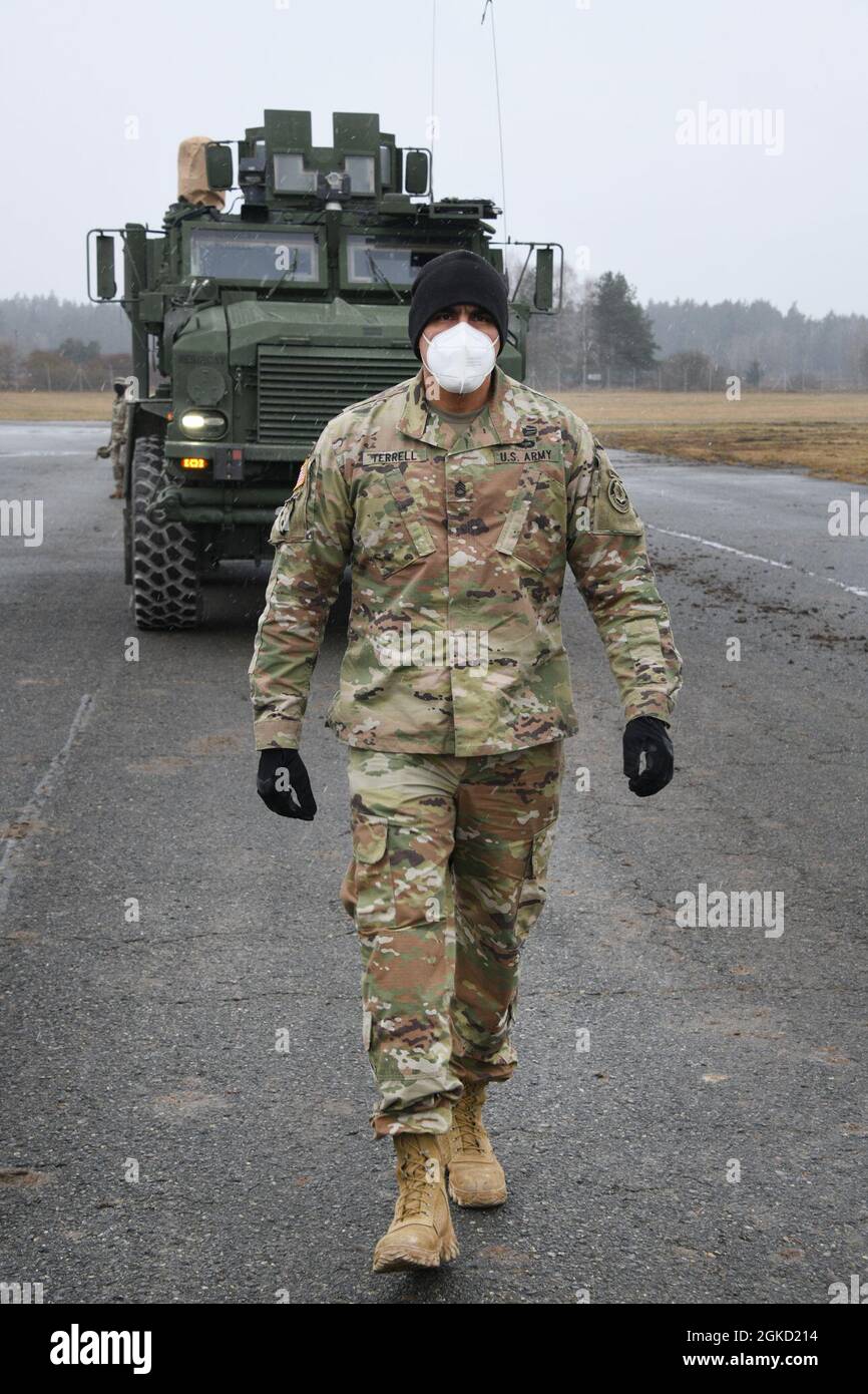 US Army Sgt. Jeremiah Terrell der 1. Klasse mit dem Regimental Engineer Squadron führt das 2d Cavalry Regiment Ground ein Medium Mine Protected Vehicle Typ I während eines mehrfachen integrierten Lasereingriffssystems, MILES, Equipment Draw am Rose Barracks Air Field, Vilseck, Deutschland, 17. März 2021. Die Installation VON MILES bereitet das Regiment für Dragoon Ready 21 vor, eine Übung, die im April 2021 vom 7. Armeeausbildungskommando im Joint Multinational Readiness Center durchgeführt wurde, die die Bereitschaft demonstriert und die Einheit bei ihren missionskundlichen Aufgaben trainiert. Stockfoto