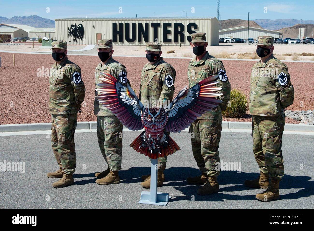 Der neueste Senior Master Sgt. Selects stehen bereit, ihre neuen Streifen auf der Creech Air Force Base, Nevada, am 17. März 2021 anzunehmen. Der 432. Flügel feierte die 12-Mitglieder-Auswahl für den Rang eines hochrangigen Meistersergeanten, der nur von drei Prozent der angetretenen Streitkräfte gehalten wird. Stockfoto