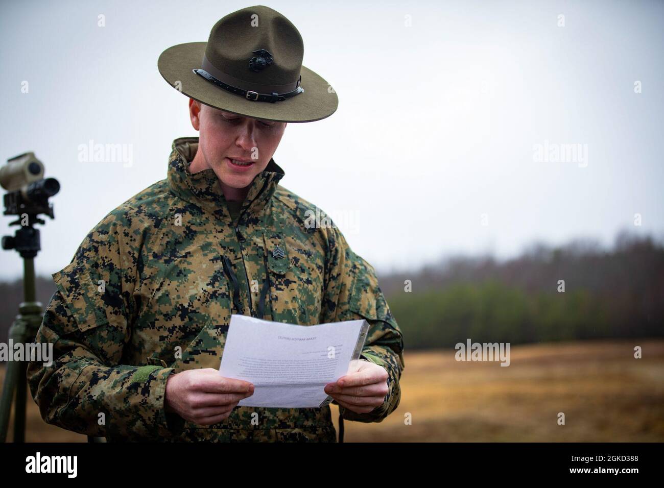 US-Marineinfanteristen nehmen an der jährlichen US Marine Corps Marksmanship Competition, Marine Corps Base Quantico, VA, 18. März 2021 Teil. Der Wettbewerb bestand aus verschiedenen Live-Feuerübungen unter Zeitbegrenzung und Pistolenschießen. Stockfoto