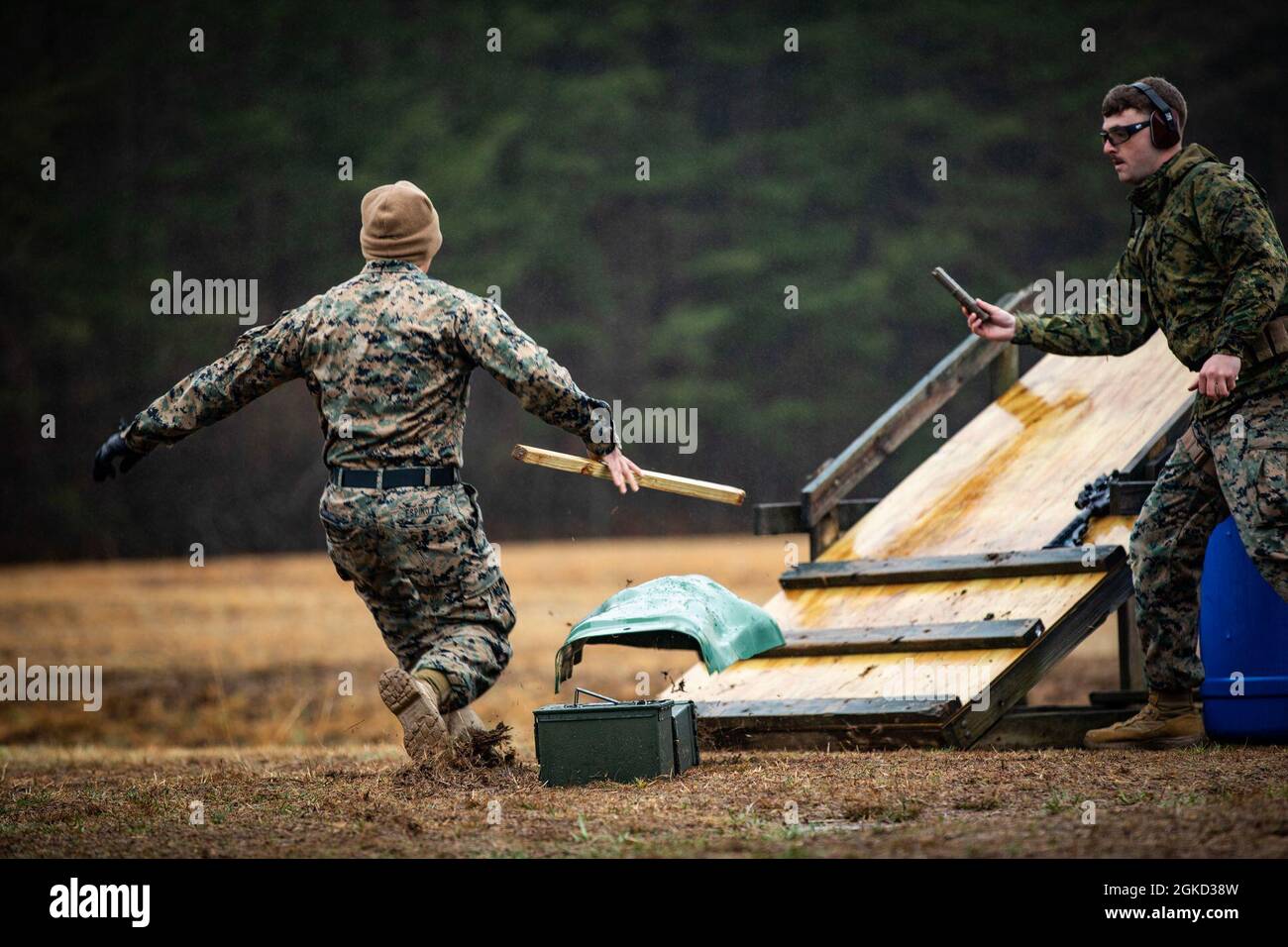 US-Marineinfanteristen nehmen an der jährlichen US Marine Corps Marksmanship Competition, Marine Corps Base Quantico, VA, 18. März 2021 Teil. Der Wettbewerb bestand aus verschiedenen Live-Feuerübungen unter Zeitbegrenzung und Pistolenschießen. Stockfoto