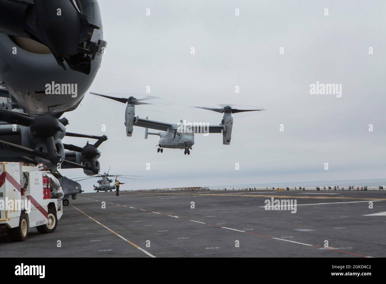 Ein MV-22 Osprey bereitet sich auf das Flugdeck der USS Iwo Jima vor, während der Composite Unit Training Exercise (COMPTUEX) am 17. März 2021 zu landen. COMPTUEX ist eine einmonatige Trainingsveranstaltung, die die Fähigkeiten der MEU im Hinblick auf das gesamte Spektrum militärischer Operationen testen soll. Stockfoto