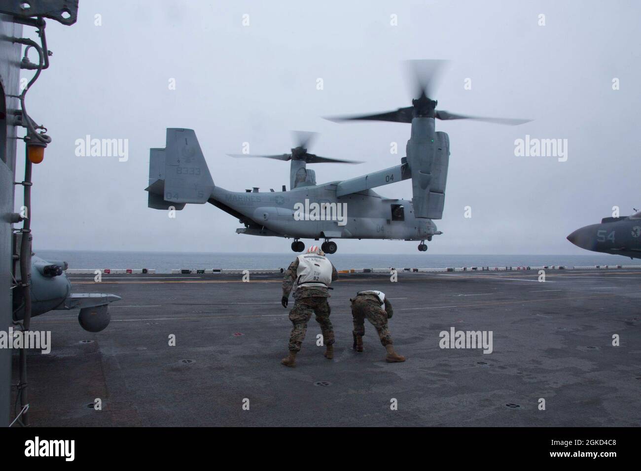 Ein MV-22 Osprey bereitet sich darauf vor, während der Composite Unit Training Exercise (COMPTUEX) an Bord der USS Iwo Jima am 17. März 2021 auf dem Flugdeck zu landen. COMPTUEX ist eine einmonatige Trainingsveranstaltung, die die Fähigkeiten der MEU im Hinblick auf das gesamte Spektrum militärischer Operationen testen soll. Stockfoto