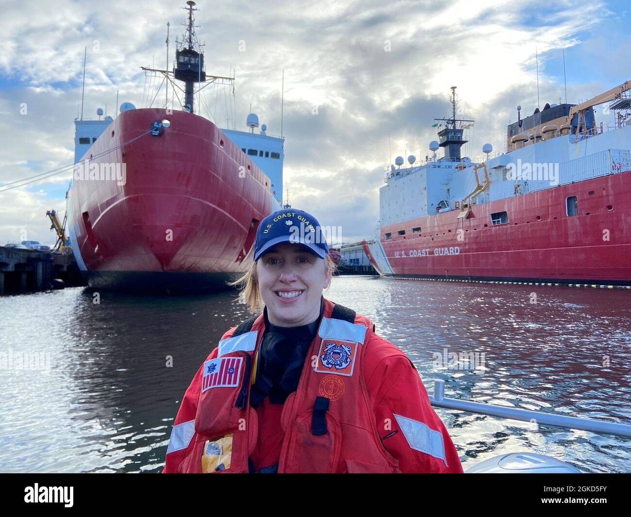 Lt. Bef. Trisha Jantzen ist unterwegs mit der Station Seattle auf einem Response Boat - Medium Stockfoto
