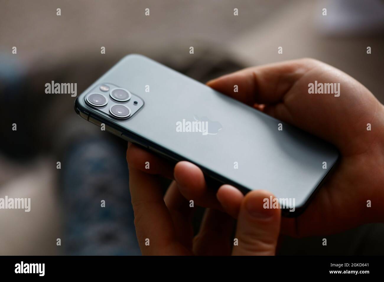 Männliche Hand halten neue Apple iphone 13 Stockfoto