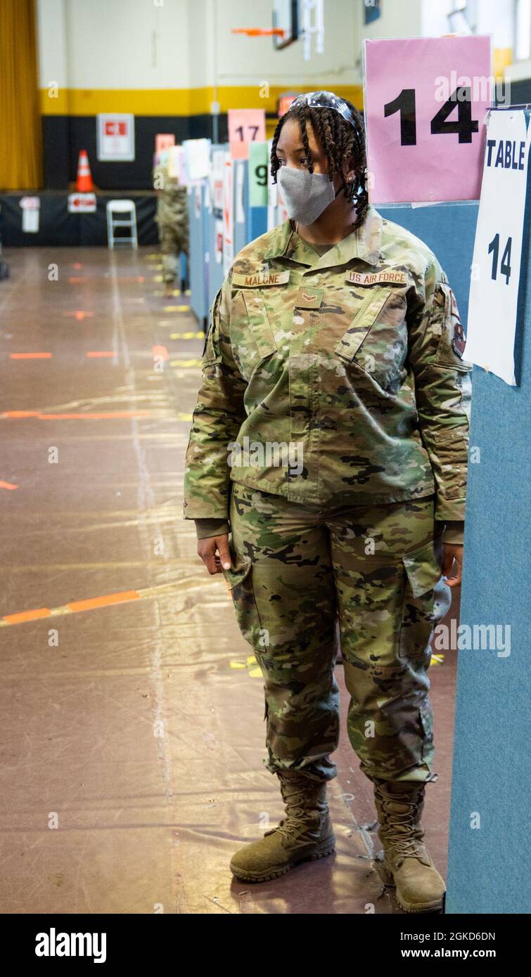 US Air Force Airman 1st Class Kalumanauti Malone, ein gebürtiger und medizinischer Techniker aus Phoenix, der der 56. Medizinischen Gruppe Luke Air Force Base Glendale, Arizona, zugeordnet ist, steht bereit, Gemeindemitglieder für den COVID-19-Impfstoff im staatlich unterstützten Medgar Evers College Community Impfination Center in Brooklyn, New York, zu empfangen. 18. März 2021. US Air Force Airmen aus dem ganzen Land werden zur Unterstützung der Impfeinsätze des Verteidigungsministeriums eingesetzt. Das U.S. Northern Command setzt sich über die U.S. Army North weiterhin für die Bereitstellung fortgesetzter, flexibler DoD e ein Stockfoto