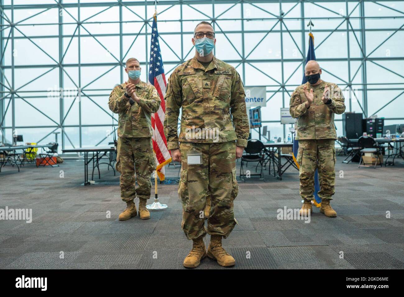 US Army Sgt. Michael Shaw, ein Mechaniker für Radfahrzeuge, der einem 101. Expeditionary Signal Bataillon der Firma, 369. Sustainment Brigade, 53. Truppenkommando, zugeordnet ist, wird während einer Promotionszeremonie auf dem Javits Center Impfplatz in New York, NY, am 18. März 2021 befördert. Mervilus teilt sich einen Fauststoß mit der US Army Command Sgt. Maj. Robert Jenks, der hochrangige Soldat der New Yorker Nationalgarde. Die Nationalgarde hat Hunderte von Wachmännern und Frauen, die zur Unterstützung des Personals an der Impfstelle eingesetzt werden. Das New Yorker Gesundheitsministerium führt Impfungen eff Stockfoto