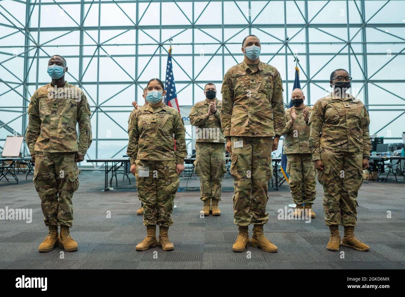 SPC der US-Armee. Macmillan Abu, eine Quartermaster- und Chemikalientechnik-Werkstatt, die der 133rd Composite Supply Company, SPC, zugewiesen wurde. Belkis Guzman, ein Spezialist für die Versorgung von Einheiten, der dem 101. Expeditionary Signal Bataillon von B Company, SPC, zugewiesen wurde. Lafayette Dalley, ein Geheimdienstanalyst, der dem 369th Special Trupps Bataillon, SPC, Headquarters and Headquarters Company zugewiesen wurde. Mon Mervilus, ein Erdölversorgungsexperte, der der 133. Komposit Supply Company, 369. Sustainment Brigade, 53. Truppenkommando, zugewiesen wurde, wird während einer Promotionszeremonie auf dem Javits Center Impfplatz in New York, N.Y. befördert Stockfoto